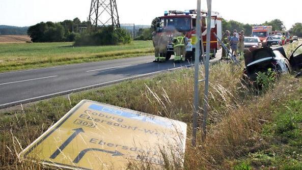 Der 37-j&auml;hrige Fahrer ist bei dem Unfall am Donnerstagabend mit seinem Fahrzeug gegen dieses Verkehrsschild im Vordergrund geprallt.  Foto: Michael Stelzner