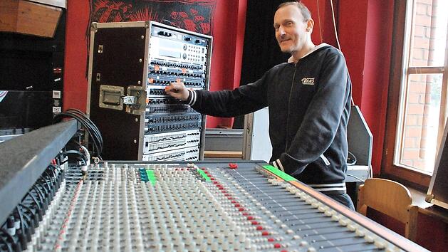 Alexander Thomann kennt die Musikanlage im Domino in- und auswendig. Sie wurde Mitte der 90er Jahre angeschafft. Den heutigen Anforderungen genügt sie längst nicht mehr.