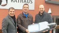 Christian Sponsel, Stefan F&ouml;rtsch und Mathias Seitz (Abteilungsleiter Grundsatzplanung Netze) mit einem der neuen LED-Leuchtenk&ouml;pfe Foto: PR