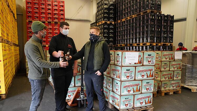 Anstoßen auf die gelungene Abfüllaktion. Foto: Johannes Metz