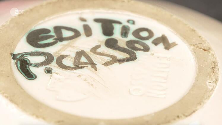 Die Signatur am Boden des Objekts brachte die Verkäuferin auf die heiße Spur.