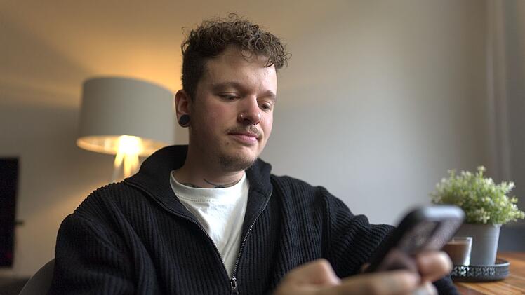 Liam (29) wartet auf einen Therapieplatz und &uuml;berbr&uuml;ckt die Zeit mit der Unterst&uuml;tzung von KI.