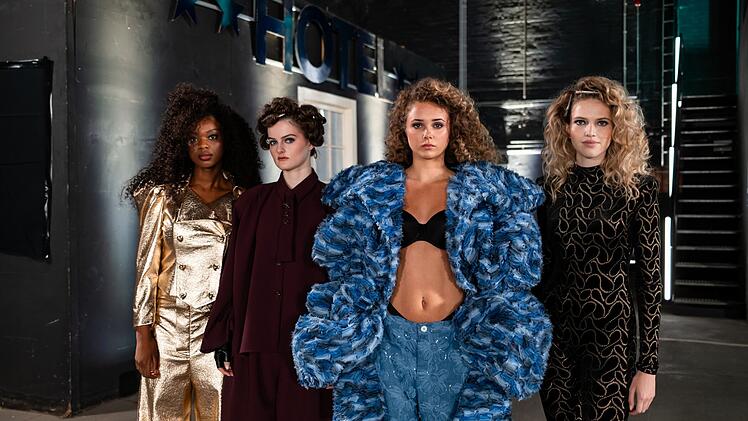 Kilian Kerner stattet die Frauen f&uuml;r den Entscheidungswalk aus.