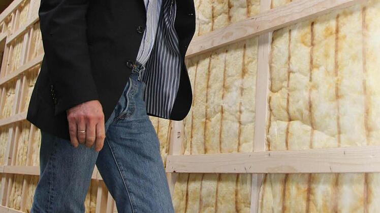 Betriebsleiter Georg Beetz aus Nordhalben inspiziert die Einbringung des Dämmmaterials.