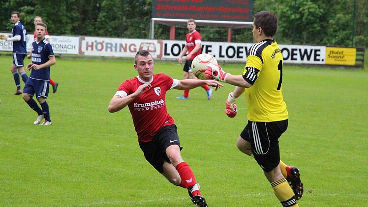 Nach dem Sieg gegen Mönchröden hatte der FC Kronach mit Danny Martin (rotes Trikot) noch Grund zur Hoffnung auf den Klassenerhalt. Dieser ist mittlerweile nicht mehr möglich. Foto: Rainer Glissnik