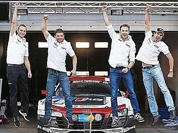 Grenzenloser Jubel bei den Audi-Piloten (von links) Christopher Haase, Christian Mamerow, René Rast und Markus Winkelhock.