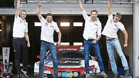 Grenzenloser Jubel bei den Audi-Piloten (von links) Christopher Haase, Christian Mamerow, René Rast und Markus Winkelhock.