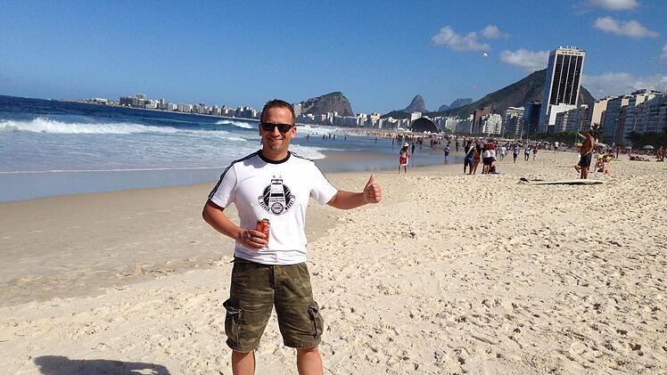 Strandspaziergang an der weltberühmten Copacabana. Auch dort war Sascha Opel auf Kartensuche.