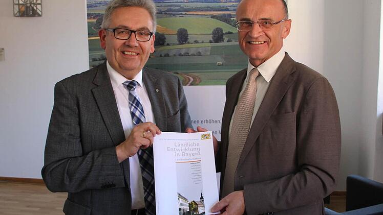 Ottmar Porzelt übergab die neue Broschüre an Landrat Wilhelm Schneider (rechts).  Foto: Klaus Schmitt