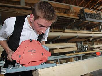 Konzentration ist beim Einsatz mit der Bandsäge gefragt: Zimmerer Bastian Matheis. Foto: Jürgen Gärtner