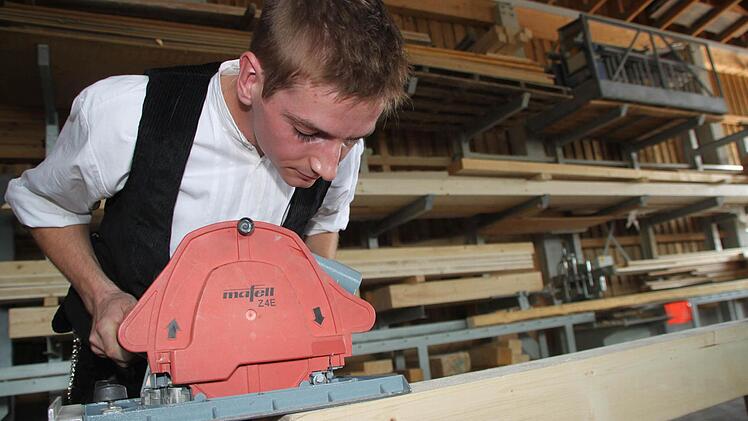 Konzentration ist beim Einsatz mit der Bandsäge gefragt: Zimmerer Bastian Matheis. Foto: Jürgen Gärtner