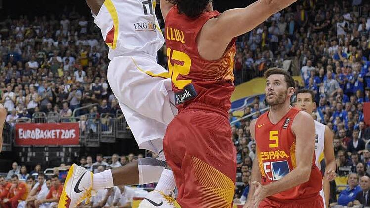 Dennis Schröder versucht gegen den ausgebufften Sergio Llull eine Korbleger. Foto: Rainer Jensen/dpa