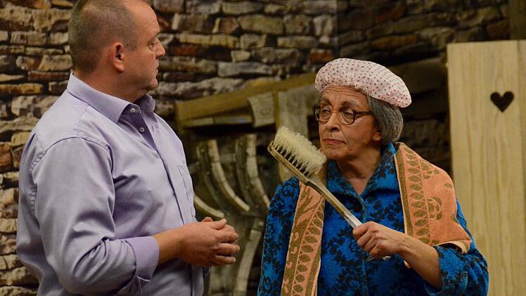 Der neue Mühlenbesitzer Heinz Müller (Andreas Pfülb) und die ehemalige Magd Anna (Stefanie Schlereth) geraten immer wieder aneinander. Foto: Kathrin Kupka-Hahn