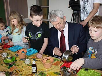 Luca (links) passt auf, dass der Landrat alles richtig macht. Fotos: Evi Seeger