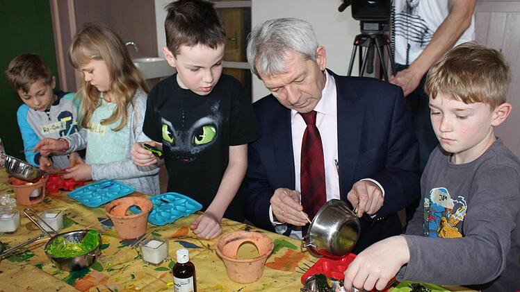 Luca (links) passt auf, dass der Landrat alles richtig macht. Fotos: Evi Seeger