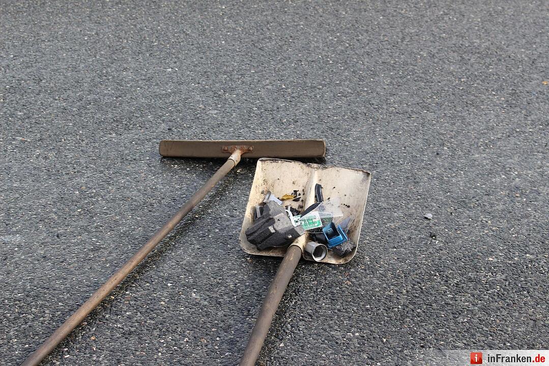 Mercedes gerät bei Starkregen ins Schleudern - Fahrer touchiert zwei Lkws