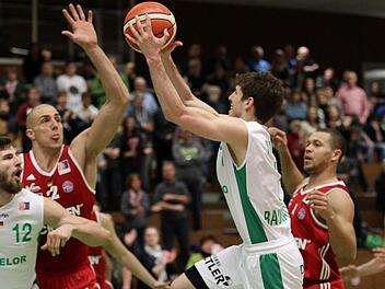 Aleksej Nikolic zieht zum Korb. Sein Baunacher Teamkollege Leon Kratzer (l.) blockt ihm gegen Dennis Heinzmann den Weg frei; rechts der Kölner Christopher Eversley. Fotos: sportpress