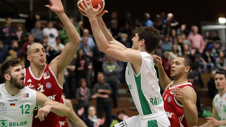Aleksej Nikolic zieht zum Korb. Sein Baunacher Teamkollege Leon Kratzer (l.) blockt ihm gegen Dennis Heinzmann den Weg frei; rechts der Kölner Christopher Eversley. Fotos: sportpress