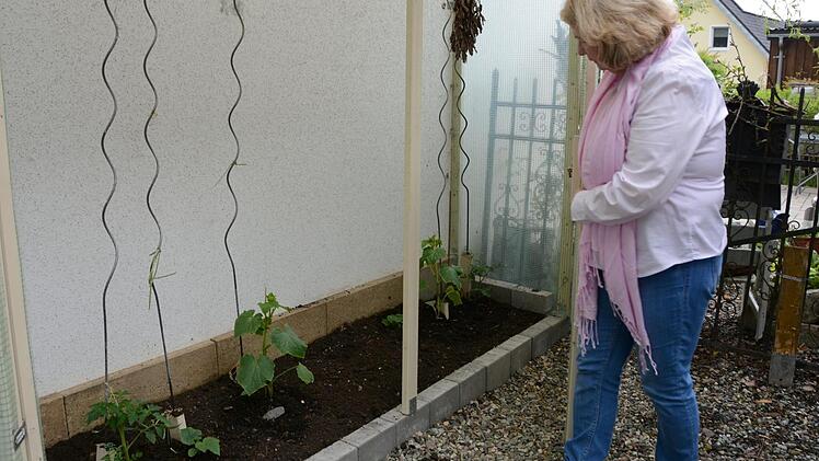 Kreativ im Garten: Rosemarie Hübner aus Katschenreuth verwirklicht in ihrer grünen Oase ihre Ideen und findet dabei Ruhe und Entspannung. Foto: Dagmar Besand