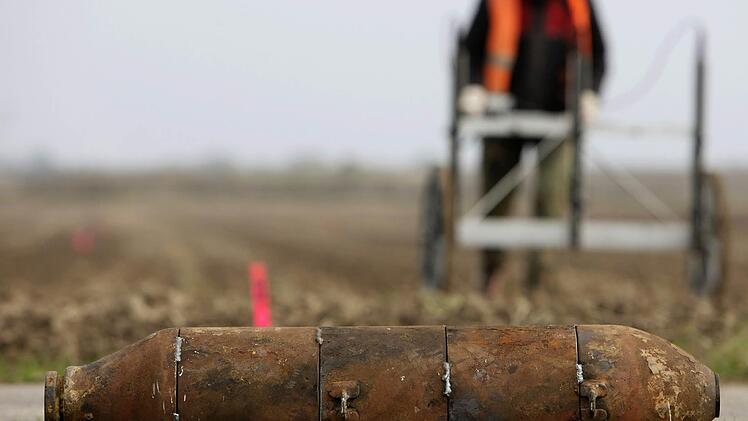 Ein Landwirt hat bei Forchheim eine Mörsergranate auf seinem Acker gefunden. Symbolfoto: Daniel Karmann, dpa/lby