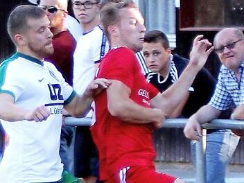 FSV Krum - SG DJK Unterspiesheim. Der Krumer Jonas Schmitt (rechts), der Torschütze zum 1:0, versucht, auf der linken Außenbahn seinen Gegner abzuschütteln. Foto: Günther Geiling