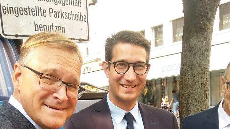 Oberbürgermeister Andreas Starke und Mark Riedl von der Firma Sunhill Technologies bei der Vorstellung der App TravipayJulian Megerle