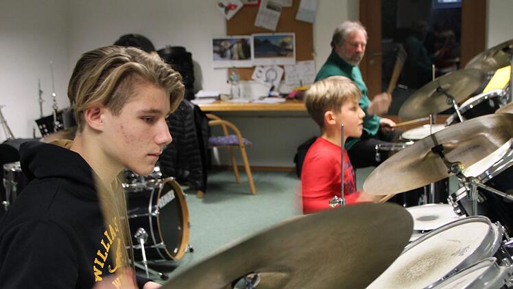 Julius (vorne) und sein Bruder Philipp aus Zeitlofs lernen an der Musikschule Bad Brückenau Schlagzeug. Ihr Lehrer Csaba Beke gehört seit 1998 zum Team. Bald geht er in den Ruhestand. Foto: Ulrike Müller