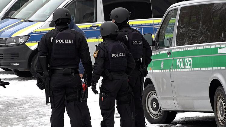 Hof: Spektakuläre Polizeiübung in der Fabrikzeile  "Lebensbedrohliche Lagen"