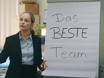 Ronja (Friederike Kempter) zwingt die Mitarbeiterinnen und Mitarbeiter im B&uuml;rgeramt  zu allerhand Teambuilding-Ma&szlig;nahmen.