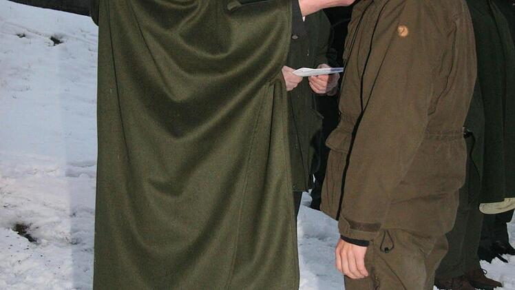 Mit drei Schlägen machte der ehemalige Kreisvorsitzende Alexander Lücker (links) Peter Graß zum Jäger. In der Mitte BJV-Kreisvorsitzender Bernhard Schmitt.