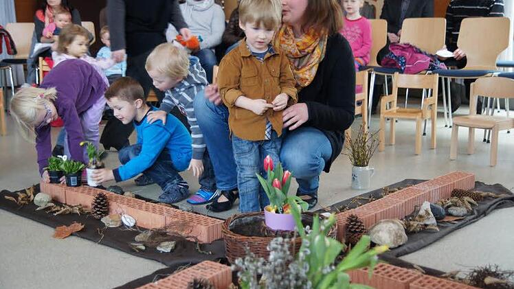 Mit vielfältigen Blüten zeigten die Kinder den Wechsel im Jahreslauf und tanzten "Alle Knospen springen auf".