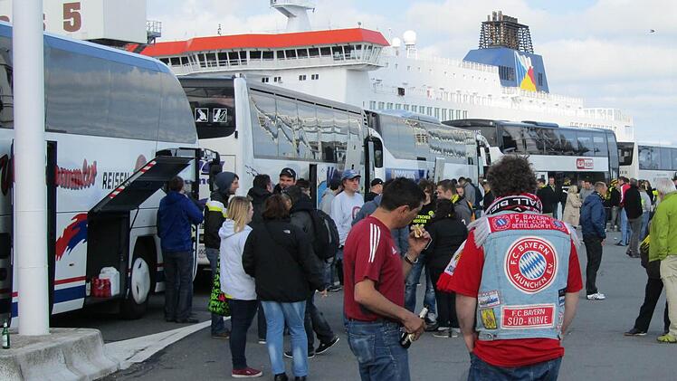 Die Bayern-Fans vor der Auffahrt auf die Fähre.