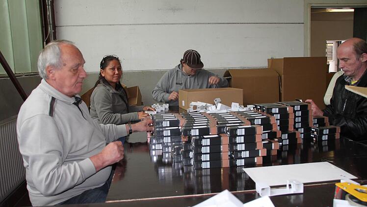 An diesem Tisch kommen die Produkte in die Schachteln.