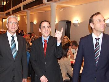 Günther Werner, Stephan Schneider und Georg Hiernickel (von links) am vergangenen Wochenende in Haßfurt bei der Bürgermeisterwahl. Während Stephan Schneider als Kandidat der SPD aus dem Rennen fiel, kommt es zwischen Günther Werner von der Wählergemeinschaft Haßfurt und Georg Hiernickel von der CSu in Haßfurt zur Stichwahl. Foto: Jochen Bopp