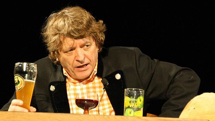 Erwin Pelzig im Zwiegespräch mit seinen imaginären Stammtischbrüdern Hartmut und Dr. Göbel. Foto: Ralf Ruppert