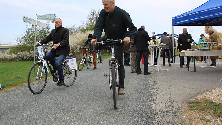 Los geht's! Ebensfelds Bürgermeister Bernhard Storath setzt sich gleich an die Spitze - er war bereits mit seinem Dienstfahrrad zu dem Termin gekommen.