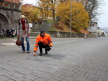 Kenneth Faber vom CEB zeigt Susanne Wittmann vom Ordnungsamt, wie weit das Pflaster in der Seidmannsdorfer Straße inzwischen abgesunken ist.  Foto: Ulrike Nauer