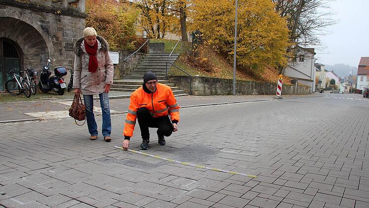 Kenneth Faber vom CEB zeigt Susanne Wittmann vom Ordnungsamt, wie weit das Pflaster in der Seidmannsdorfer Straße inzwischen abgesunken ist.  Foto: Ulrike Nauer