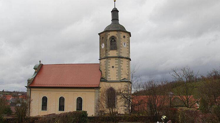 In der Bürgerversammlung berichtete Bürgermeister Günther Werner, dass die Putzschäden am Turm und am Kirchenschiff behoben werden.
