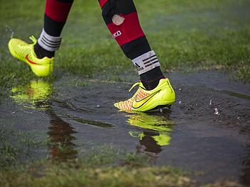 F&uuml;r immer weniger Fu&szlig;baller scheint Vereinstreue wichtig zu sein - auch in diesem (verregneten) Sommer wird wieder munter hin- und hergewechselt. Symbolfoto. Rene Ruprecht