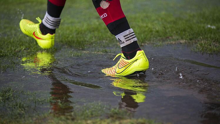 F&uuml;r immer weniger Fu&szlig;baller scheint Vereinstreue wichtig zu sein - auch in diesem (verregneten) Sommer wird wieder munter hin- und hergewechselt. Symbolfoto. Rene Ruprecht