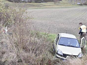 Das verunglückte Auto der jungen Frau; links ist das Kreuz zu erkennen, das an einen tödlichen Unfall erinnert.  Foto: Gerold Snater