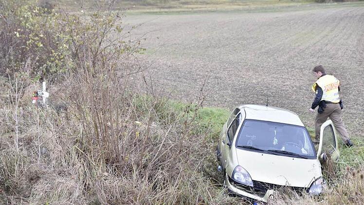 Das verunglückte Auto der jungen Frau; links ist das Kreuz zu erkennen, das an einen tödlichen Unfall erinnert.  Foto: Gerold Snater