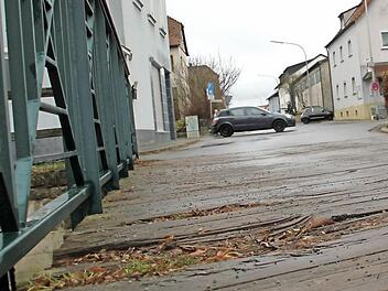 In der Holzoberfläche befindet sich ein Loch: eine mögliche Stolperfalle? Foto: Sarah Stieranka