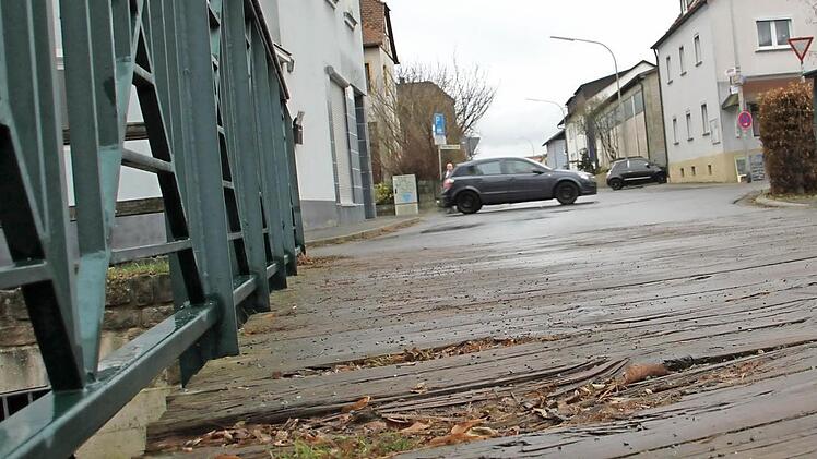 In der Holzoberfläche befindet sich ein Loch: eine mögliche Stolperfalle? Foto: Sarah Stieranka
