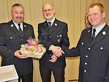 "Helm ab", hieß es für Siegfried Kirchner (Mitte), der nach Erreichen der Altersgrenze als aktiver Feuerwehrmann von Kommandanten Ralph Morgenroth (links) und seinem Vertreter Sven Liebermann (rechts) nach 46 Dienstjahren verabschiedet wurde. Foto: Helmut Will