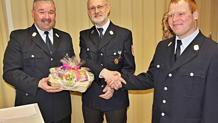 "Helm ab", hieß es für Siegfried Kirchner (Mitte), der nach Erreichen der Altersgrenze als aktiver Feuerwehrmann von Kommandanten Ralph Morgenroth (links) und seinem Vertreter Sven Liebermann (rechts) nach 46 Dienstjahren verabschiedet wurde. Foto: Helmut Will