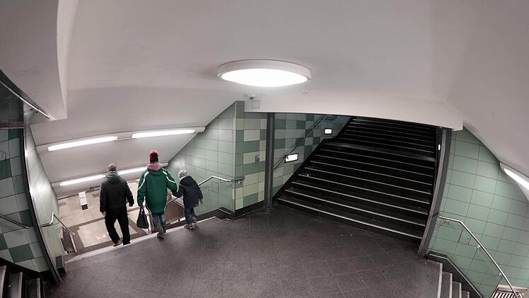 Der junge Mann, der im vergangenen Jahr eine Frau in Berlin in der U-Bahn in den Rücken getreten hat, wurde wohl im Gefängnis von Mitinsassen verprügelt.  Foto: Jörg Carstensen/dpa
