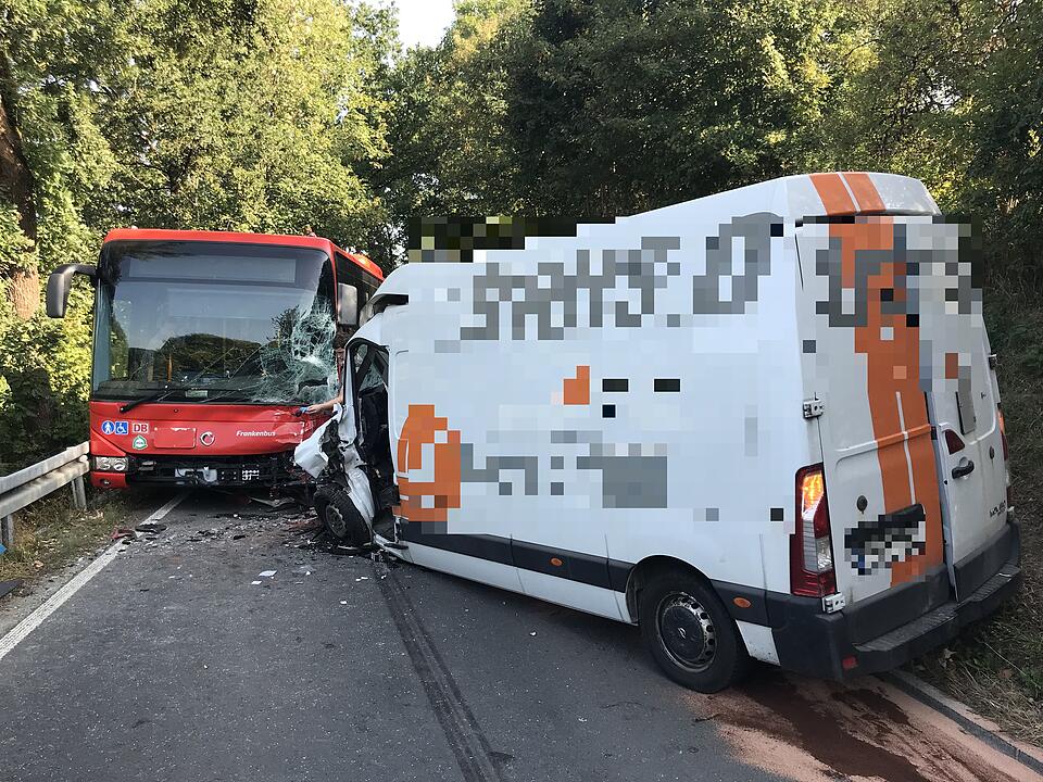 Lieferwagen kollidiert frontal mit Linienbus