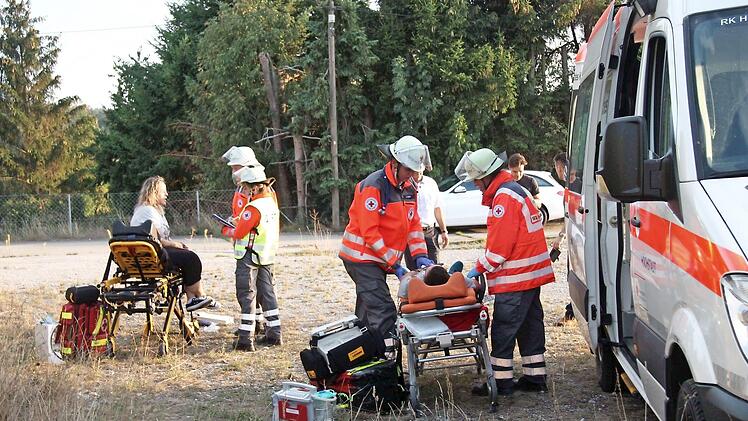 Kräfte des BRK versorgen die geretteten Personen.
